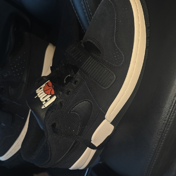 Nike Men's Black and Cream Sneakers - Picture 4 of 10